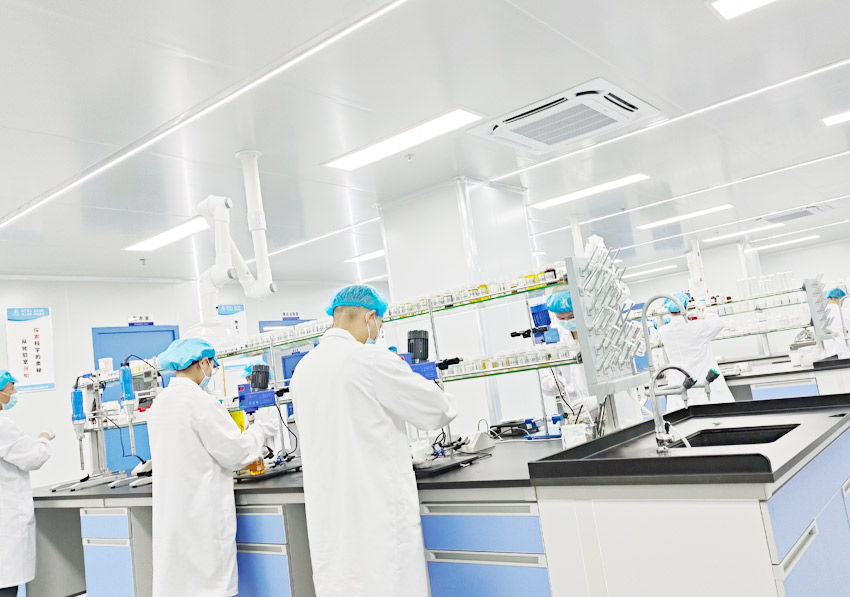 公司技术人员在试验调试产品配方