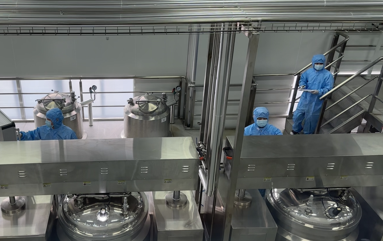 在找化妆品工厂加工定制一款精华液前,如何结合新消费时代经济进行规划产品