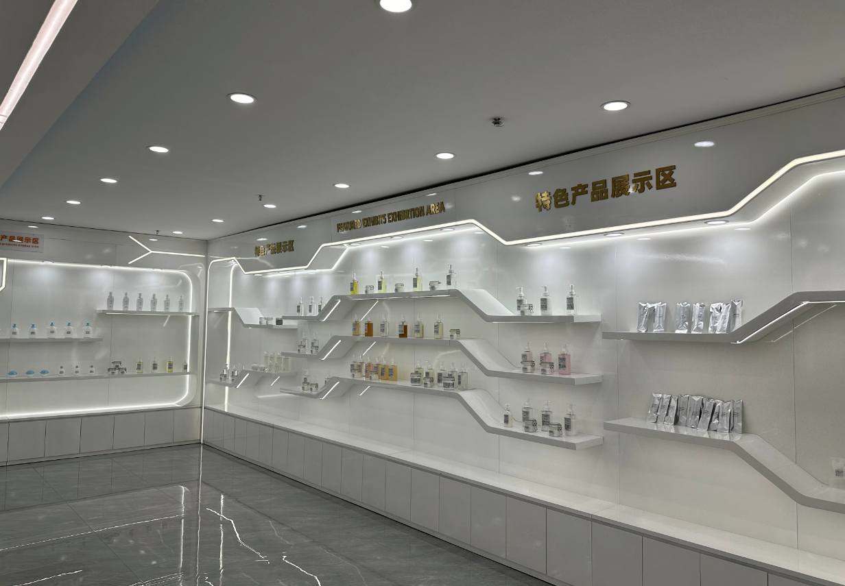 润肤膏和润肤霜在配方设计、生产工艺及成品质地上存在显著差异