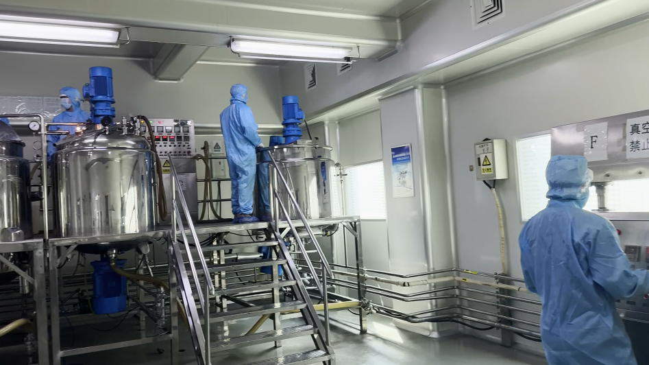 如何与化妆品代加工厂协商生产周期和交货时间?