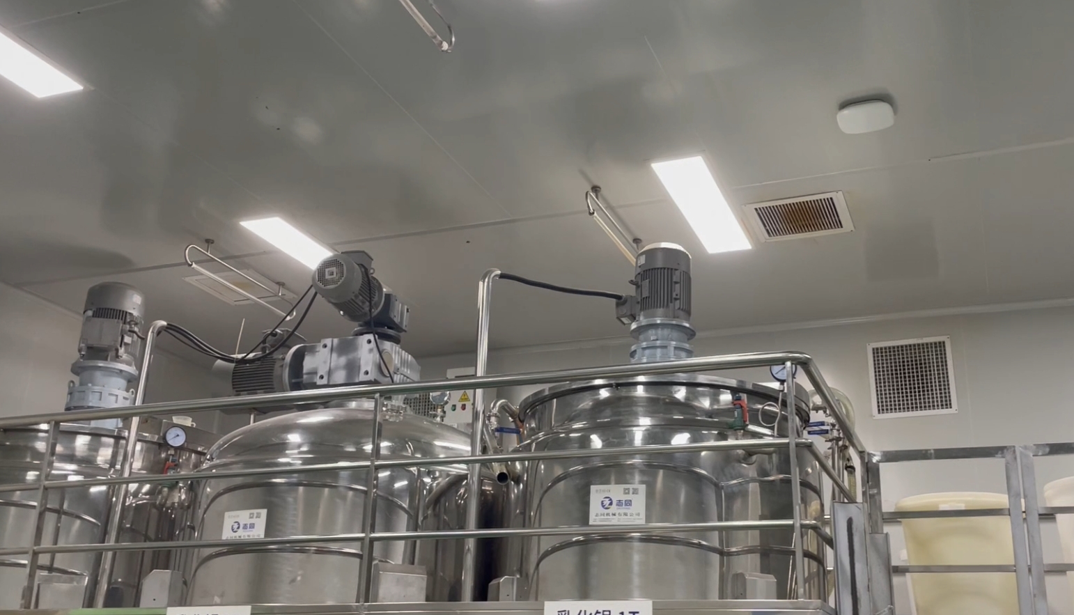 化妆品工厂合作生产精华乳，可按以下步骤分步推进